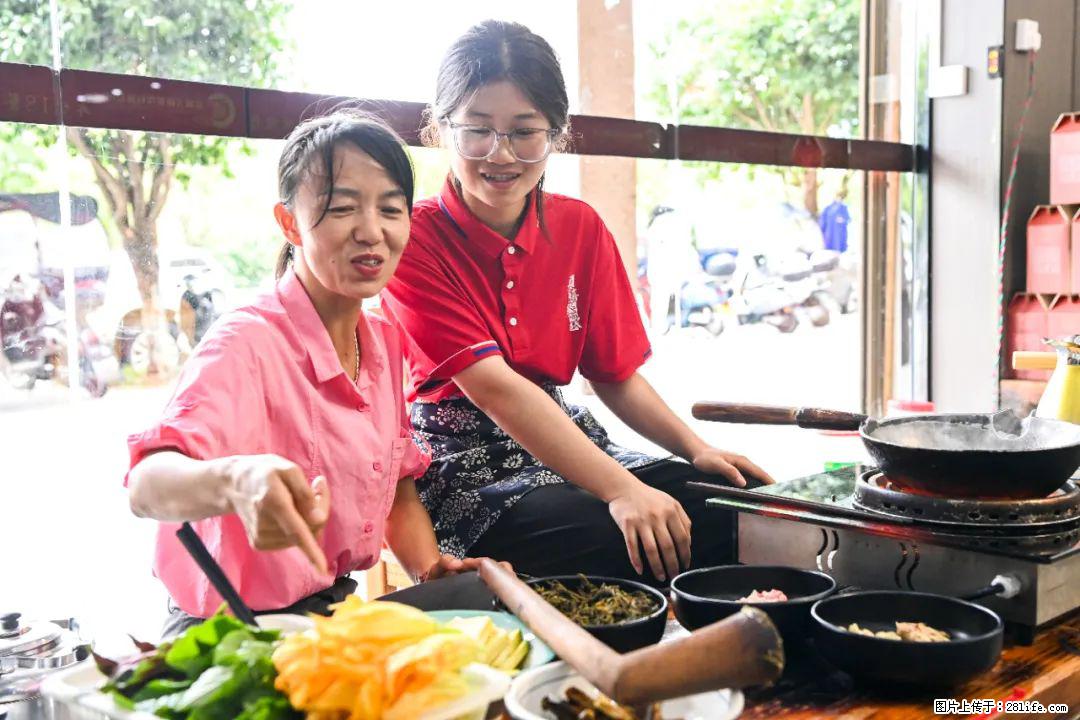 全网追的“扁担女孩”,找了一份暑假工,时薪12元 - 岳阳生活资讯 - 岳阳28生活网 yy.28life.com