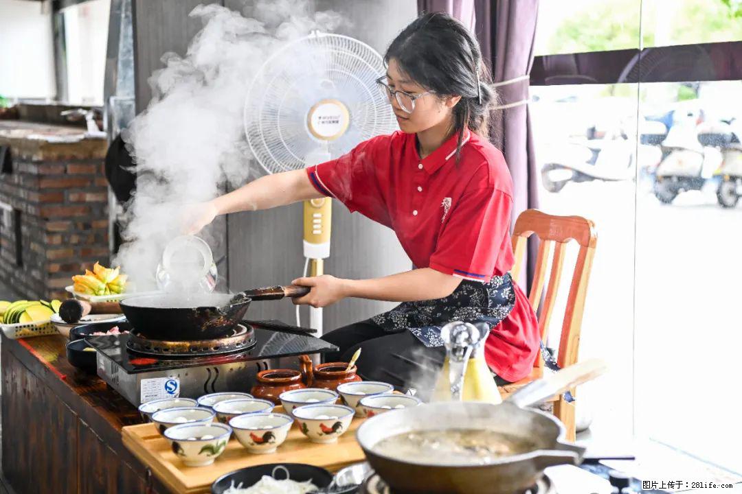 全网追的“扁担女孩”,找了一份暑假工,时薪12元 - 岳阳生活资讯 - 岳阳28生活网 yy.28life.com